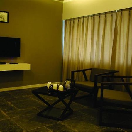 Hotel Dwarawata Dharwad Bagian luar foto
