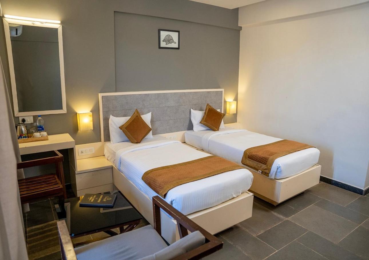 Hotel Dwarawata Dharwad Bagian luar foto