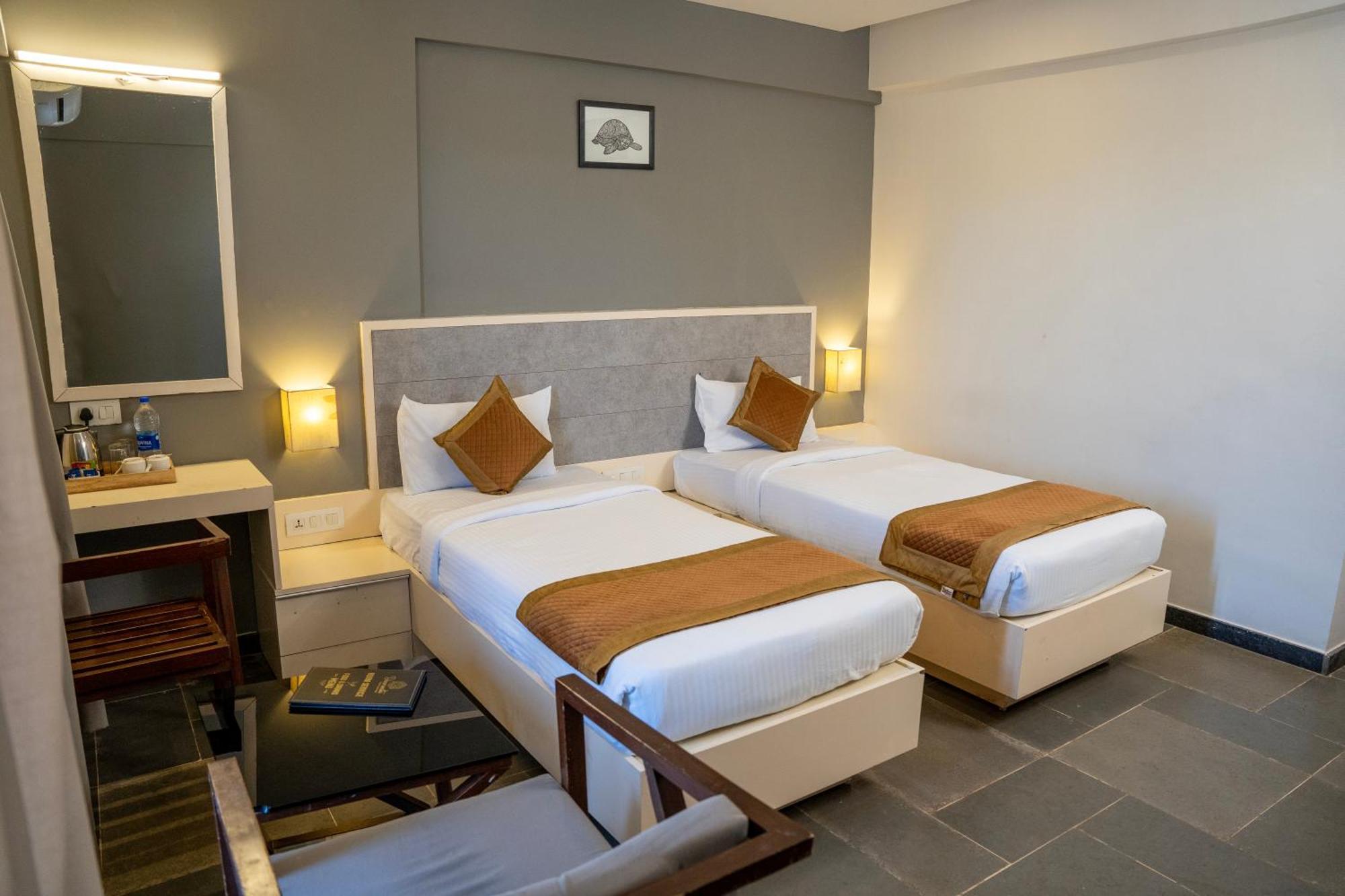 Hotel Dwarawata Dharwad Bagian luar foto