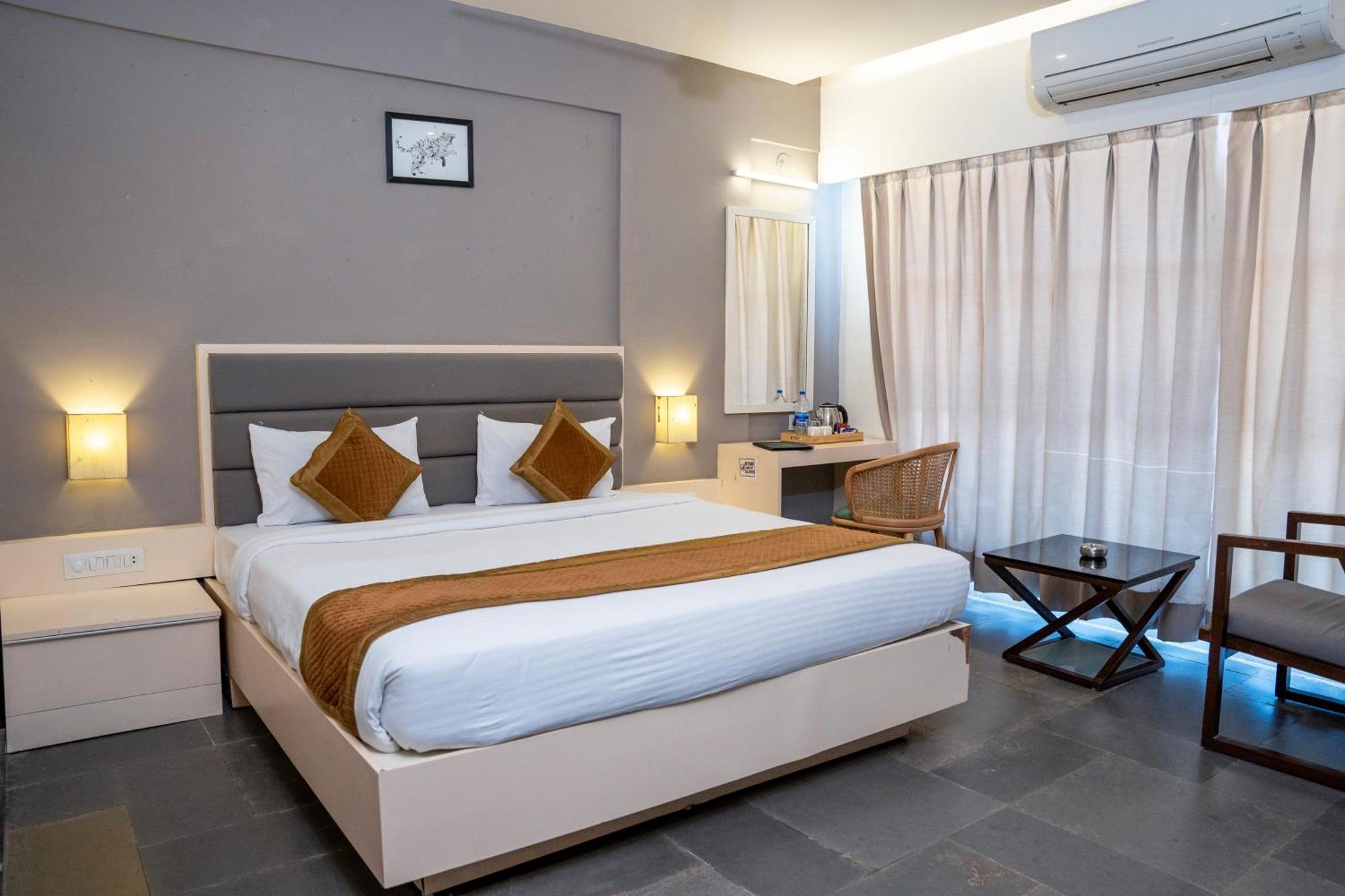 Hotel Dwarawata Dharwad Bagian luar foto