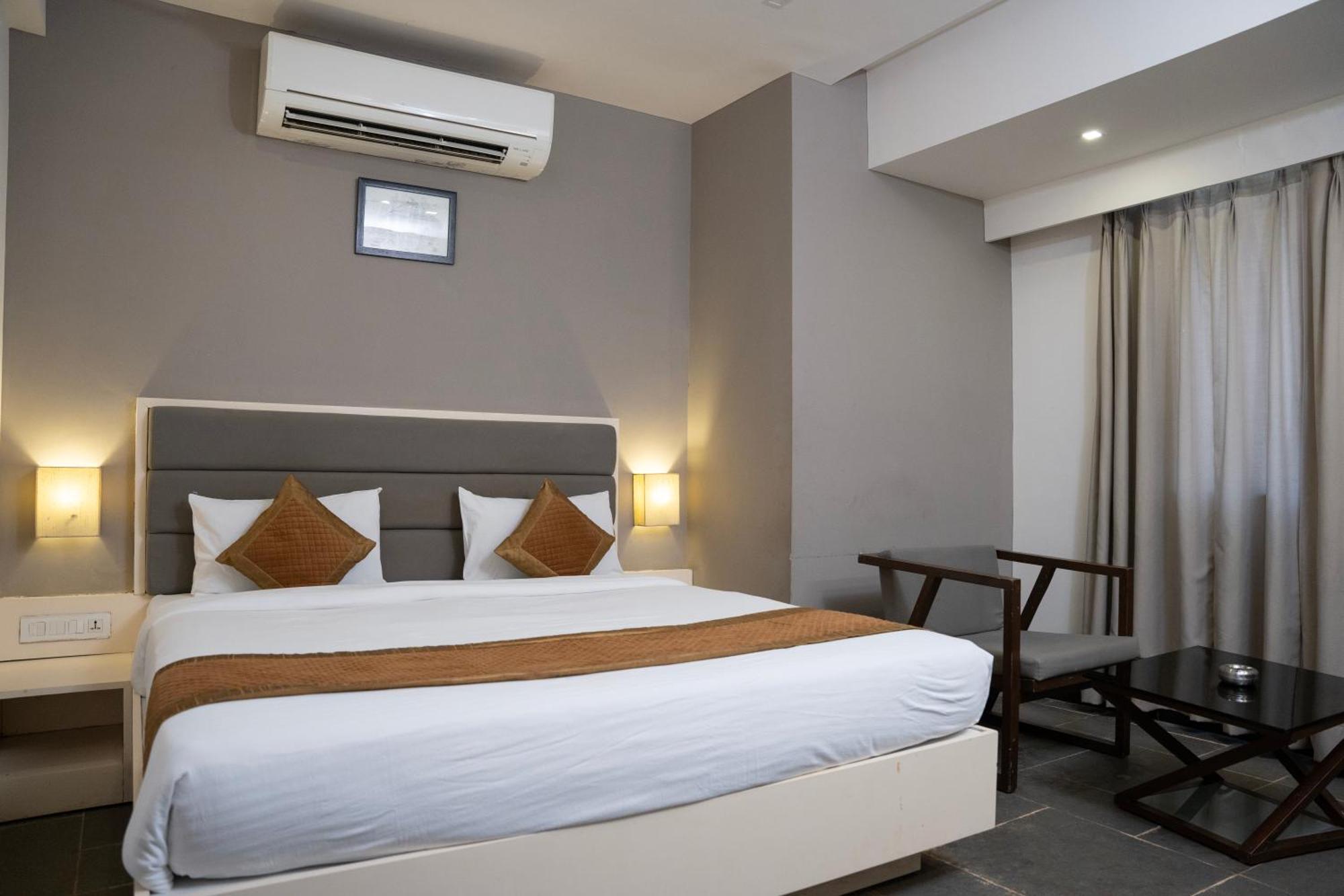 Hotel Dwarawata Dharwad Bagian luar foto