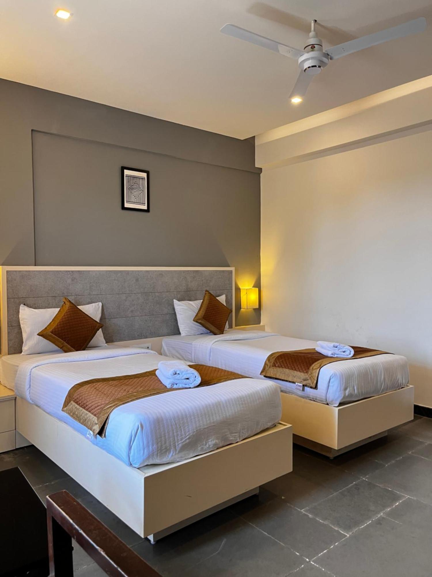 Hotel Dwarawata Dharwad Bagian luar foto