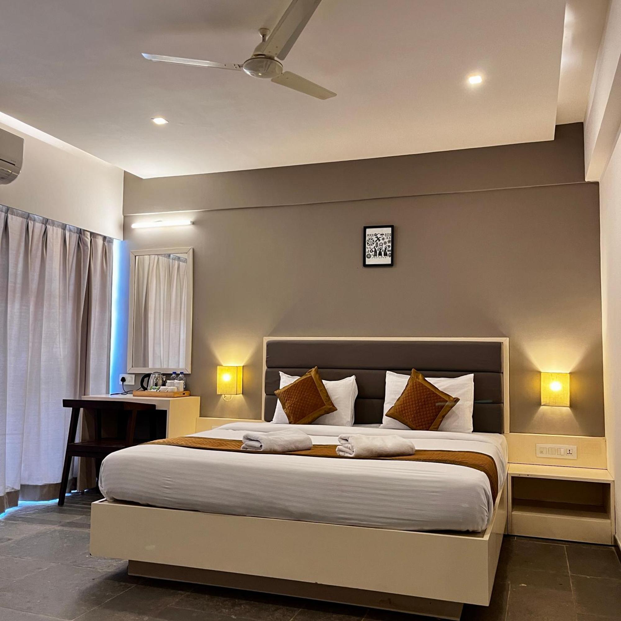 Hotel Dwarawata Dharwad Bagian luar foto