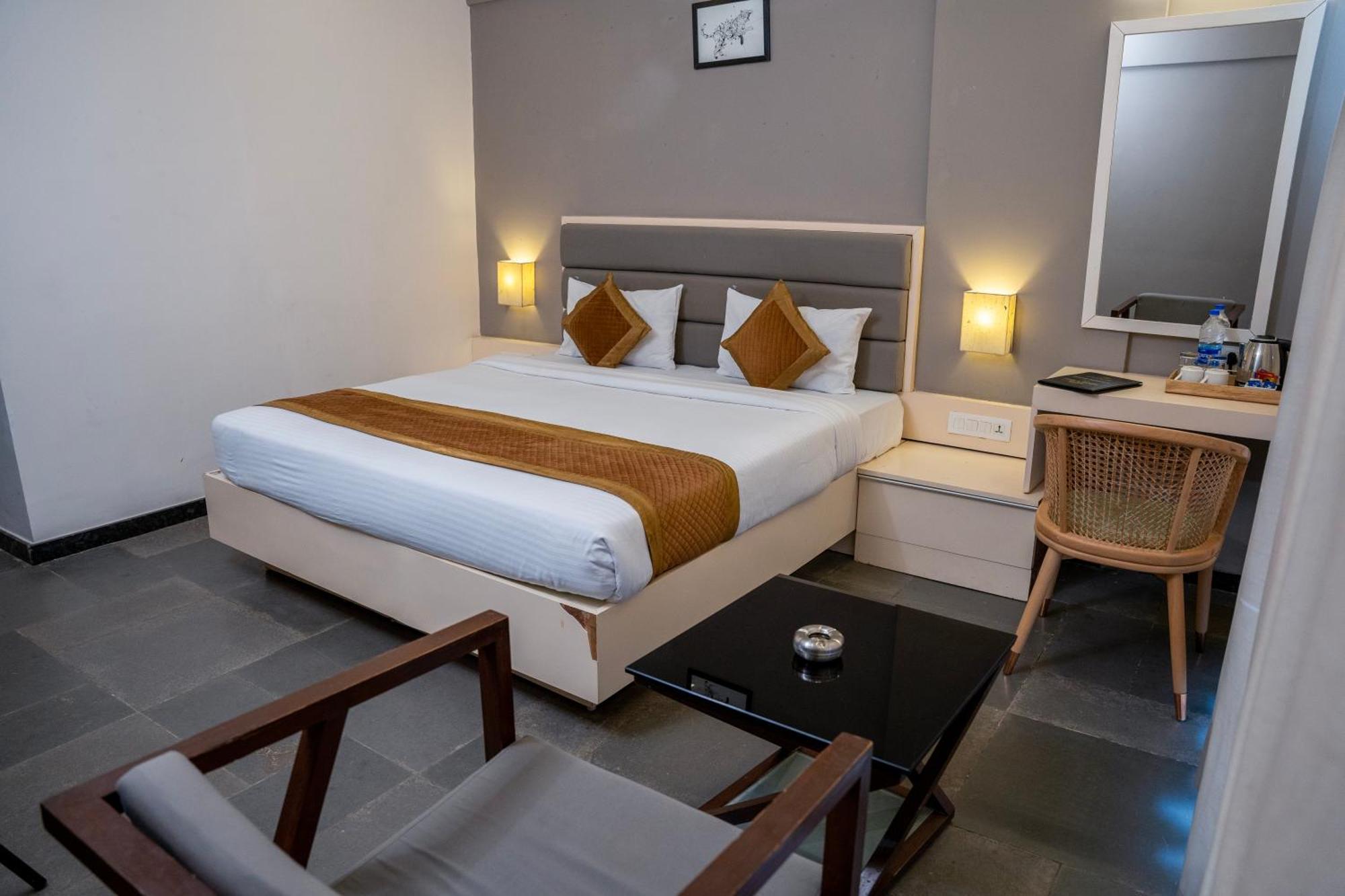 Hotel Dwarawata Dharwad Bagian luar foto