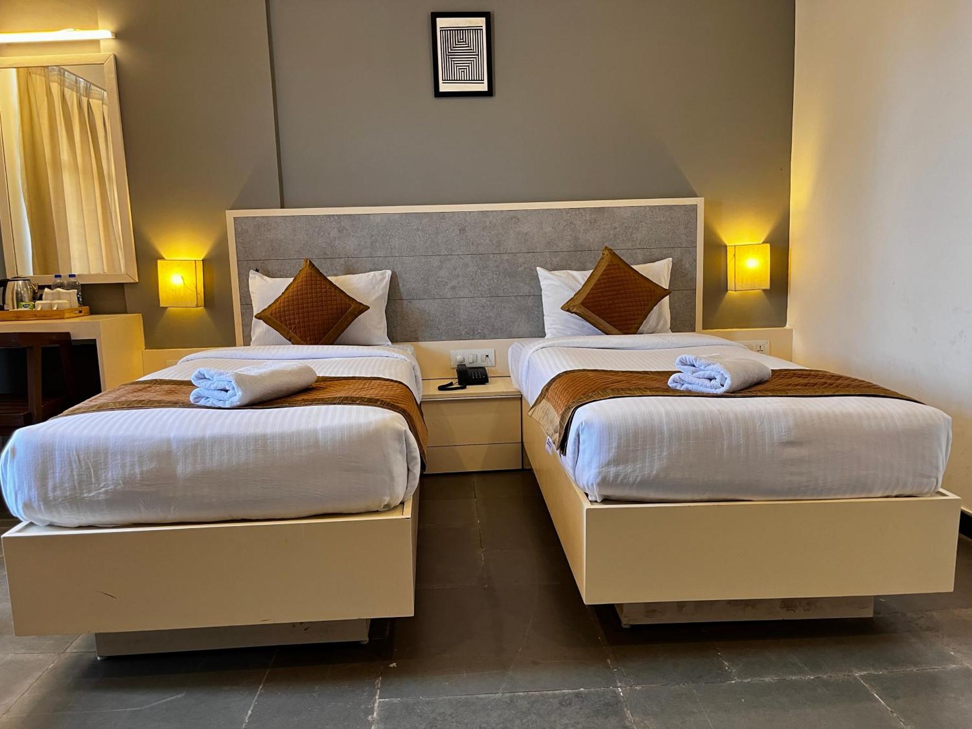 Hotel Dwarawata Dharwad Bagian luar foto
