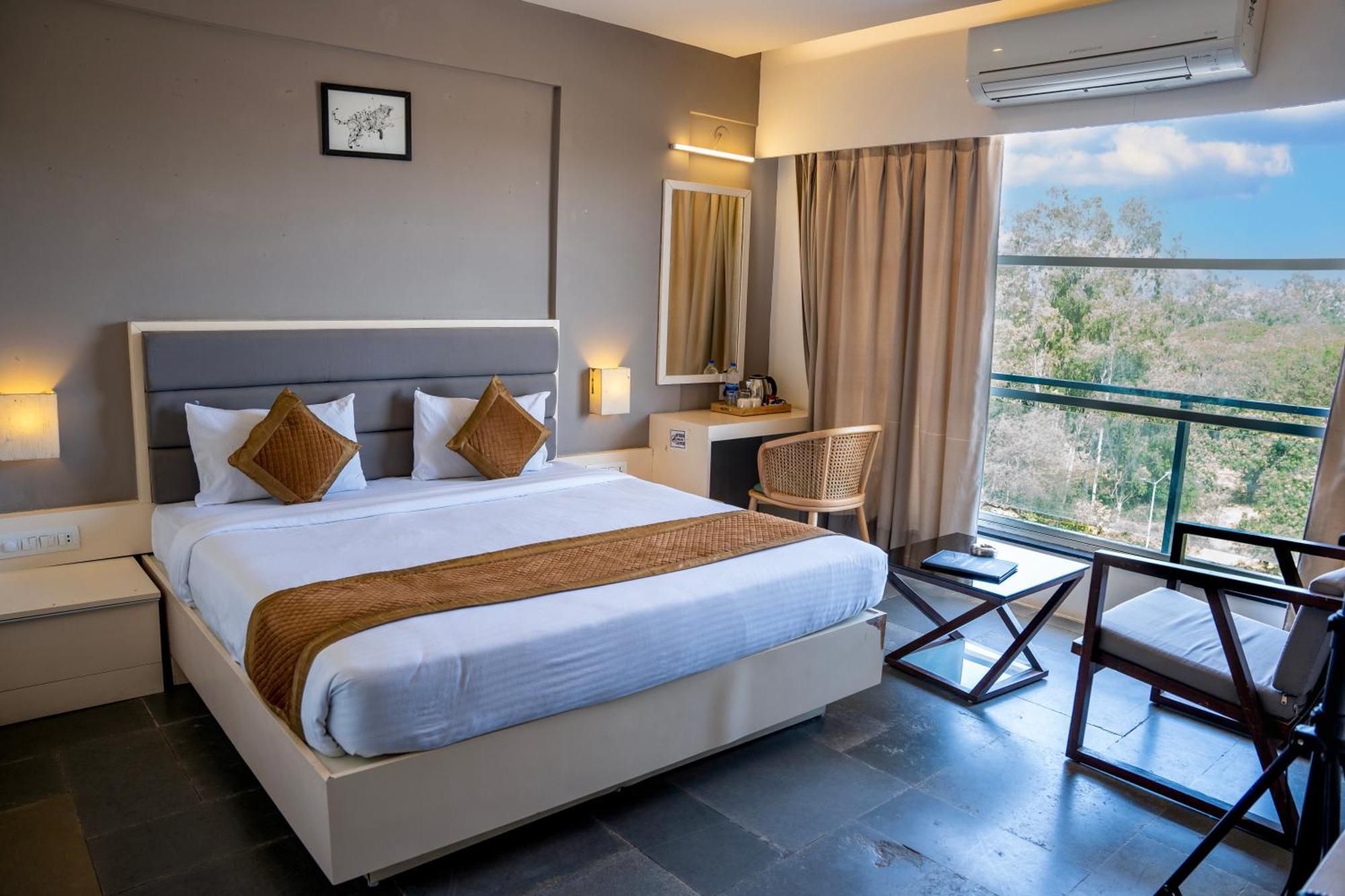 Hotel Dwarawata Dharwad Bagian luar foto