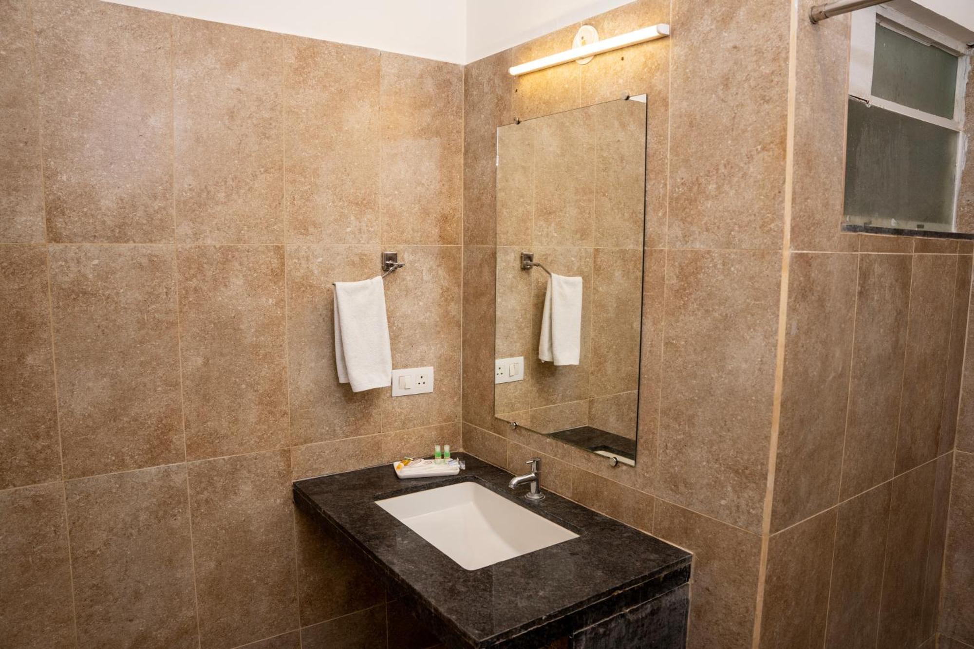 Hotel Dwarawata Dharwad Bagian luar foto