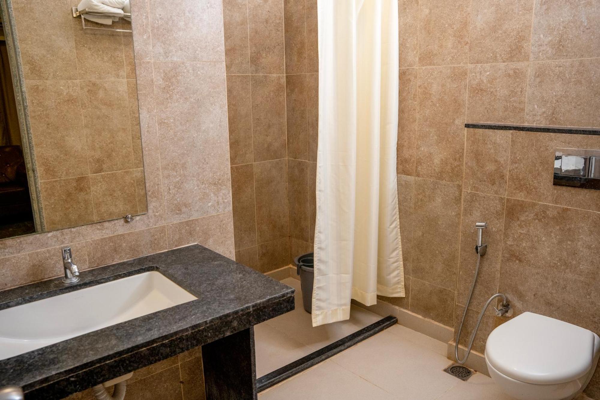 Hotel Dwarawata Dharwad Bagian luar foto