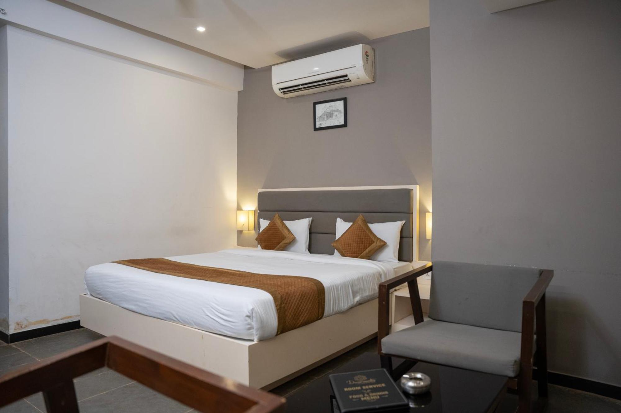 Hotel Dwarawata Dharwad Bagian luar foto