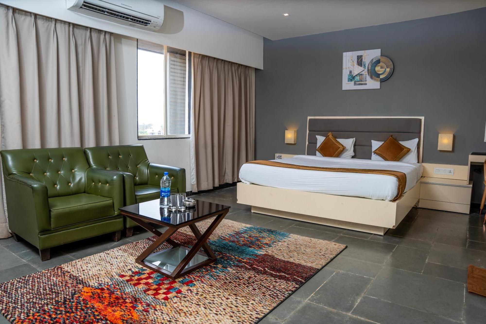 Hotel Dwarawata Dharwad Bagian luar foto