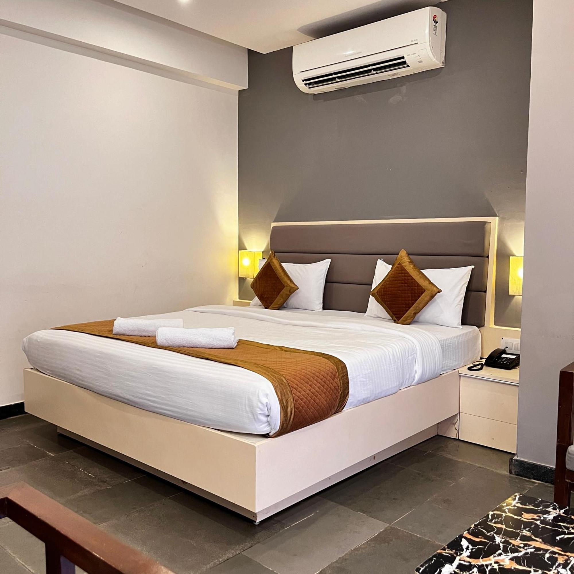 Hotel Dwarawata Dharwad Bagian luar foto